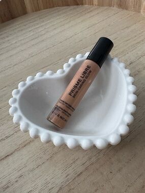 Givenchy Prisme Libre Skin-Caring Glow Foundation